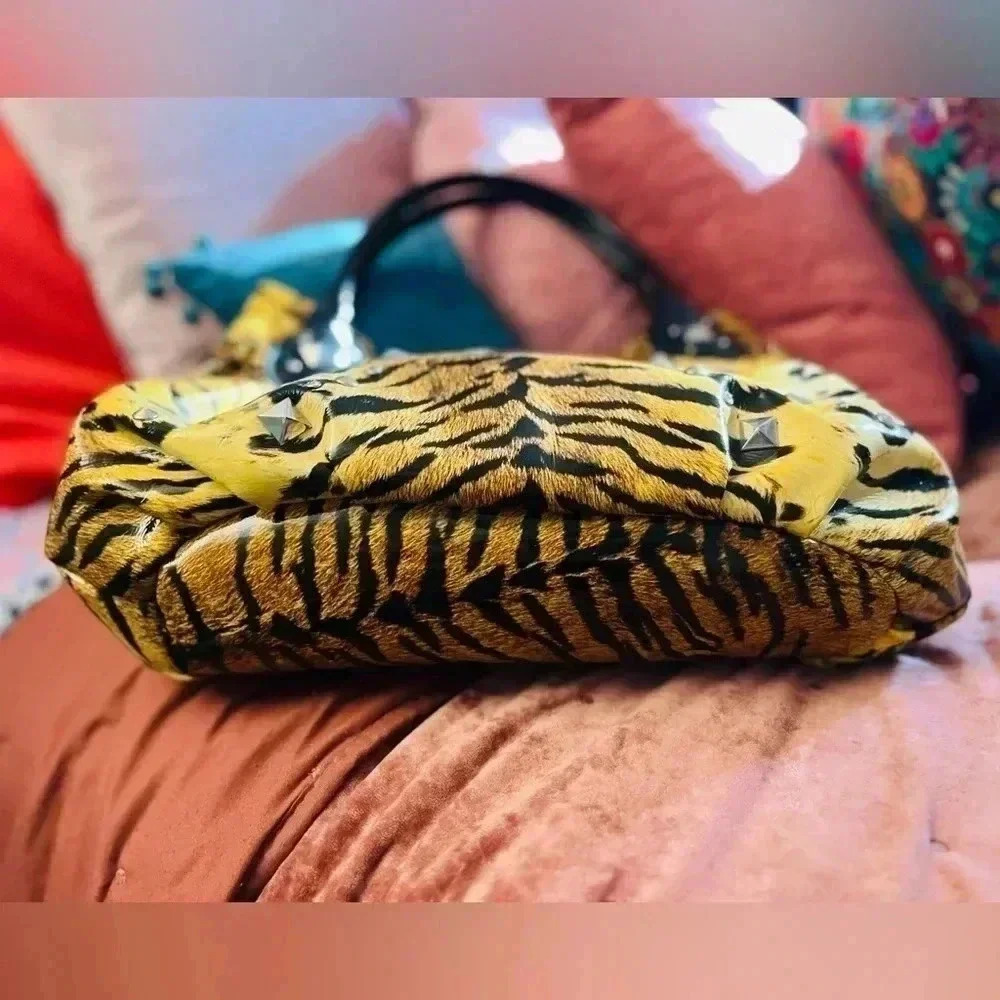 CHARM AND LUCK HANDBAG  GENUINE PATENT LEATHER, PINK SATIN INTERIOR. - Picture 9 of 13